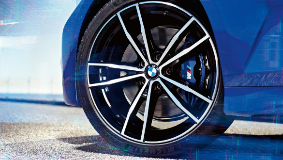 BMW 3 serijos sedanas, M sportiniai stabdžiai. BMW 3 serijos sedano su M Sport stabdžiais rato vaizdas iš arti.