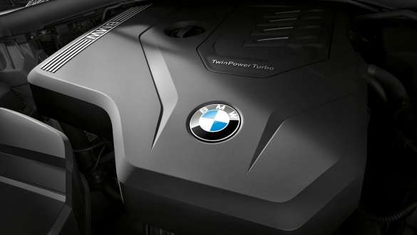BMW 3 serijos sedanas, BMW TwinPower Turbo 4 cilindrų benzininis variklis. BMW 3 serijos sedano „BMW TwinPower Turbo“ 4 cilindrų benzininio variklio vaizdas iš arti.