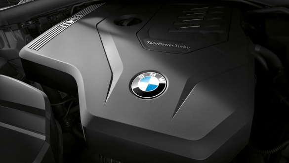 BMW 3 serijos sedanas, BMW TwinPower Turbo 4 cilindrų benzininis variklis. BMW 3 serijos sedano „BMW TwinPower Turbo“ 4 cilindrų benzininio variklio vaizdas iš arti.