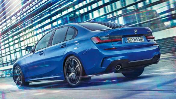 BMW 3 serijos sedanas, Adaptyvioji M pakaba. Keliu važiuojančio BMW 3 serijos sedano su adaptyviąja M pakaba trijų ketvirčių vaizdas iš galo.
