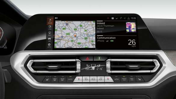 BMW 3 serijos sedanas, „BMW Operating System 7.0“. BMW 3 serijos sedano su BMW Operating System 7.0 prietaisų skydelio priekinis vaizdas iš arti.