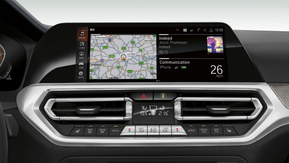 BMW 3 serijos sedanas, „BMW Operating System 7.0“. BMW 3 serijos sedano su BMW Operating System 7.0 prietaisų skydelio priekinis vaizdas iš arti.
