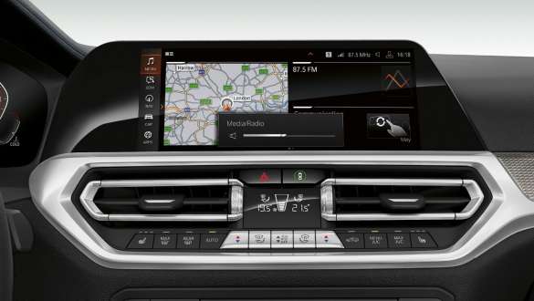 BMW 3 serijos sedanas, BMW valdymas gestais. BMW 3 serijos sedano su BMW Gesture Control prietaisų skydelio priekinis vaizdas iš arti.