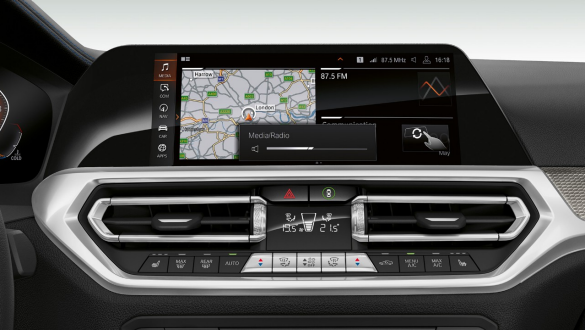 BMW 3 serijos sedanas, BMW valdymas gestais. BMW 3 serijos sedano su BMW Gesture Control prietaisų skydelio priekinis vaizdas iš arti.