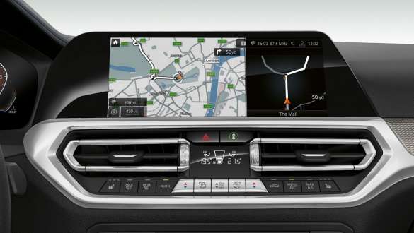 BMW 3 serijos sedanas, „BMW Live Cockpit Professional“ sistema. BMW 3 serijos sedano su BMW Live Cockpit Professional prietaisų skydelio priekinis vaizdas iš arti.