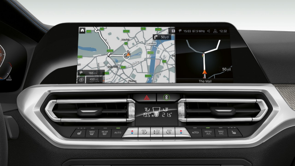 BMW 3 serijos sedanas, „BMW Live Cockpit Professional“ sistema. BMW 3 serijos sedano su BMW Live Cockpit Professional prietaisų skydelio priekinis vaizdas iš arti.