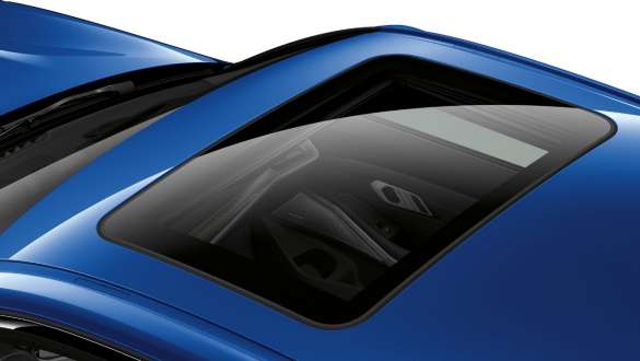 BMW 3 serijos sedanas, stiklinis stogas BMW 3 serijos sedano vaizdas iš viršaus su uždarytu stikliniu stogu