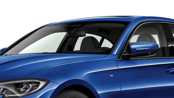 BMW 3 serijos sedanas, BMW akustiniai stiklai BMW 3 serijos sedano trijų ketvirčių vaizdas iš šono sukoncentruotas į priekinį ir vairuotojo pusės šoninį langą su akustiniais stiklais.