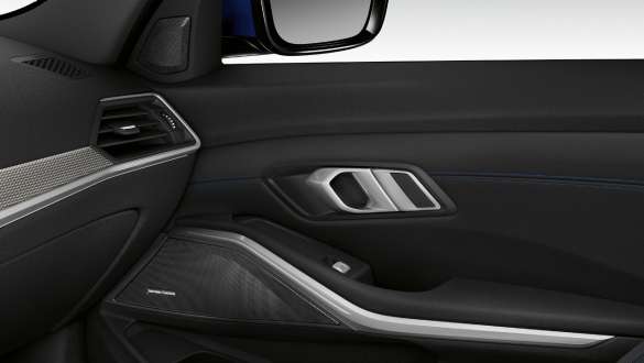 BMW 3 serijos sedanas, Harman Kardon erdvinio garso sistema. Apšviestų keleivio durų su integruotu Harman Kardon erdvinio garso sistemos garsiakalbiu vaizdas iš arti.