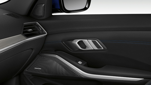 BMW 3 serijos sedanas, Harman Kardon erdvinio garso sistema. Apšviestų keleivio durų su integruotu Harman Kardon erdvinio garso sistemos garsiakalbiu vaizdas iš arti.