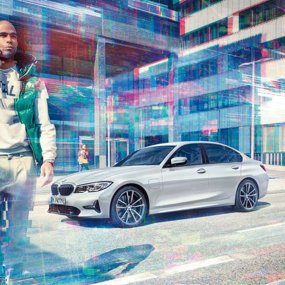 Vaizdas iš šono, BMW 3 serijos sedanas BMW 330e BMW 3 serijos sedanas, BMW 330e G20 Glacier silver metaliko spalvos, važiuojančio automobilio vaizdas iš šono