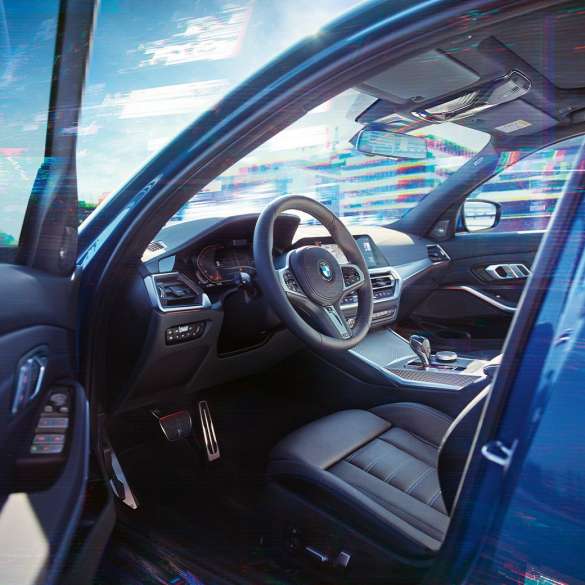 BMW 3 serijos sedanas, interjeras. BMW 3 serijos sedano vairuotojo erdvės priartintas vaizdas.
