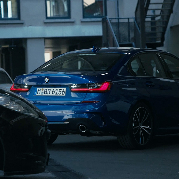 BMW 3 serijos sedanas su atbulinės eigos asistentu. BMW 3 serijos sedano su atbulinės eigos asistentu cockpit display priartintas vaizdas iš priekio.