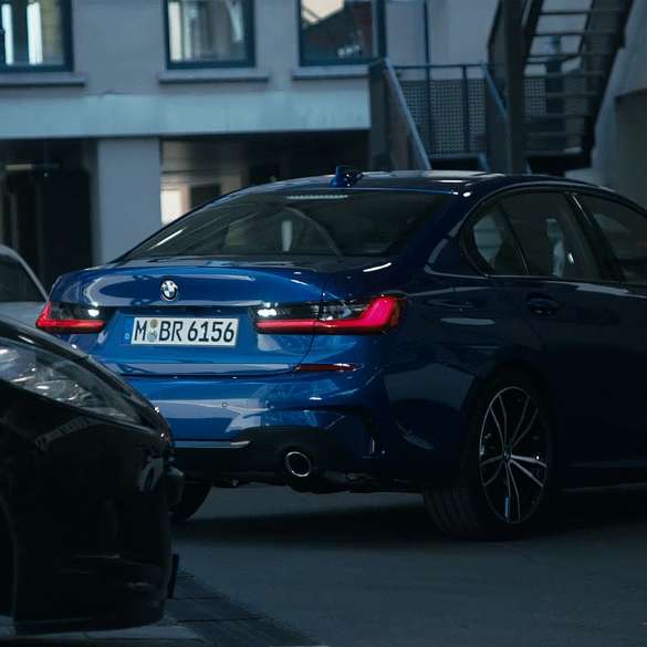 BMW 3 serijos sedanas su atbulinės eigos asistentu BMW 3 serijos sedano vairuotojo erdvė su atbulinės eigos asistentu, priartintas vaizdas iš priekio