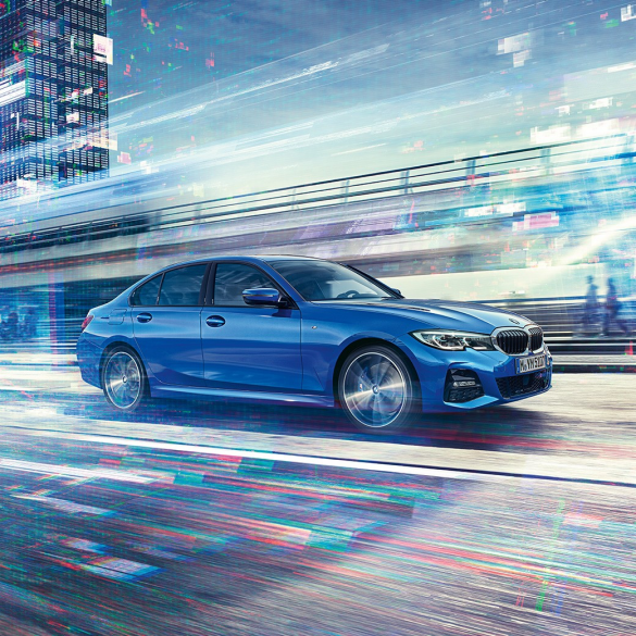 Važiuojančio BMW 3 serijos sedano vaizdas iš šono. Važiuojančio BMW 3 serijos sedano vaizdas iš šono dienos metu miesto fone.