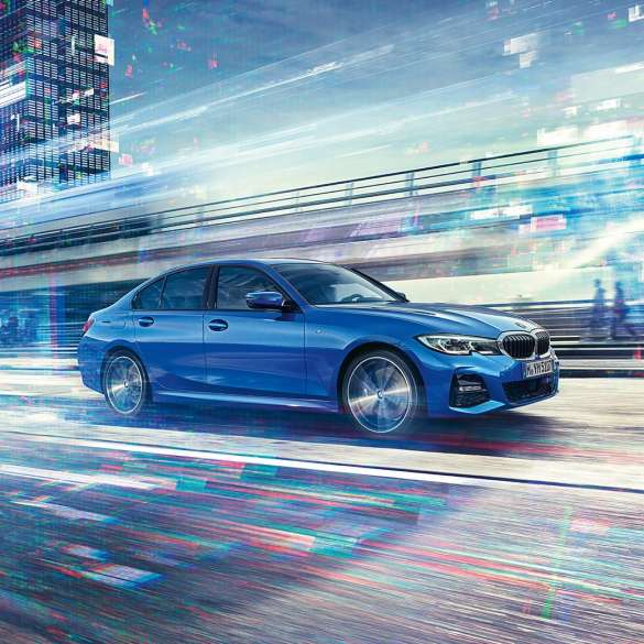 Važiuojančio BMW 3 serijos sedano vaizdas iš šono Važiuojančio BMW 3 serijos sedano vaizdas iš šono dienos metu miesto fone
