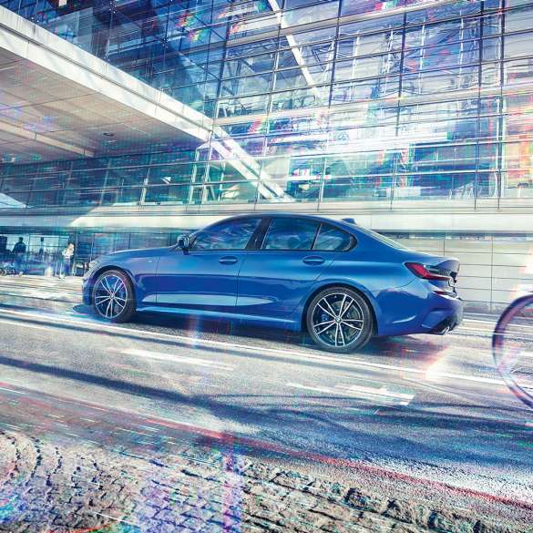 BMW 3 serijos sedanas, vaizdas iš šono Prie stiklinio pastato stovinčio BMW 3 serijos sedano vaizdas iš šono dieną