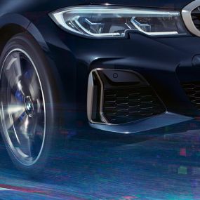 BMW 3 serijos sedanas, oro įleidimo angos BMW 3 serijos sedano Cerium pilko metaliko spalvos oro įleidimo angų priartintas vaizdas iš šono