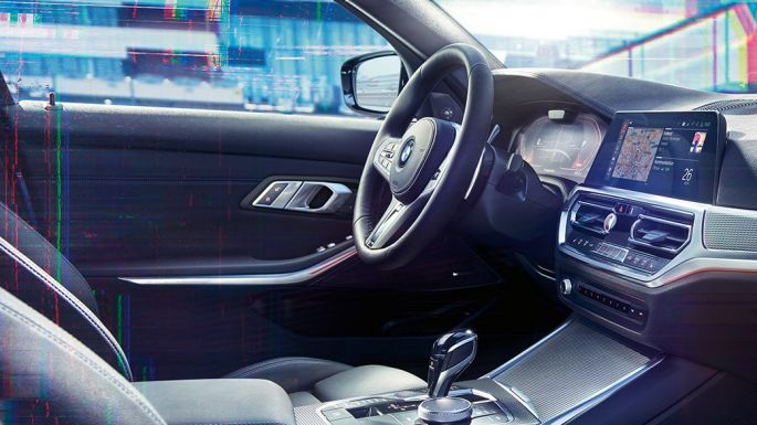 BMW 3 serijos sedanas, M prietaisų skydelis. BMW 3 serijos sedano interjero su prietaisų skydeliu ir M tipinio ekranu vaizdas iš šono.