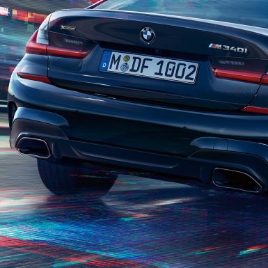 BMW 3 serijos sedanas, M išmetimo vamzdžiai BMW 3 serijos sedano su M būdingais Cerium pilko metaliko spalvos išmetimo vamzdžiais