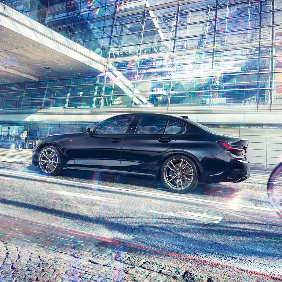 BMW 3 serijos sedanas, BMW M340i xDrive BMW M340i xDrive vaizdas iš šono miesto pastatų fone