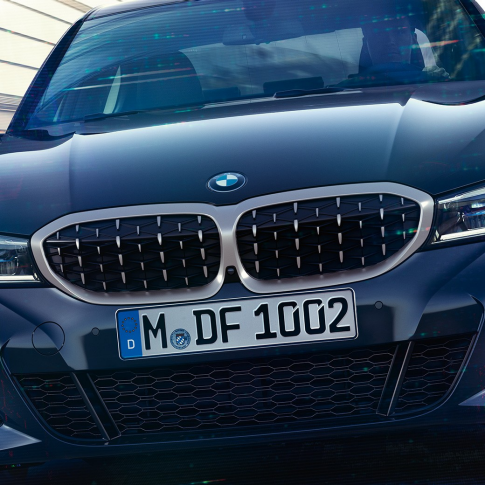 BMW 3 serijos sedanas, BMW dvigubos grotelės. BMW 3 serijos sedano M340i xDrive BMW dvigubų tinklinio dizaino radiatoriaus grotelių vaizdas iš priekio.