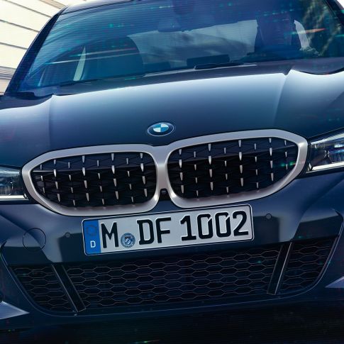 BMW 3 serijos sedanas, BMW dvigubos grotelės BMW 3 serijos sedano M340i xDrive BMW dvigubų tinklinio dizaino radiatoriaus grotelių vaizdas iš priekio