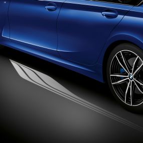 BMW 3 serijos sedanas, Welcome Light Carpet pasitikimo šviesos Atvirų vairuotojo durelių su pasitikimo šviesos kilimu priartintas vaizdas iš šono