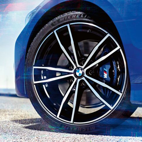 BMW 3 serijos sedanas, lengvojo lydinio ratlankiai 791 M BMW 3 serijos sedano 19 colių M lengvojo lydinio ratlankių 791 M Jet Black priartintas vaizdas