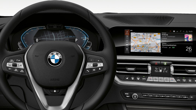 BMW 3 serijos sedanas, salonas. Priartintas BMW 3 serijos sedano prietaisų skydelio vaizdas su i būdingu ekranu.