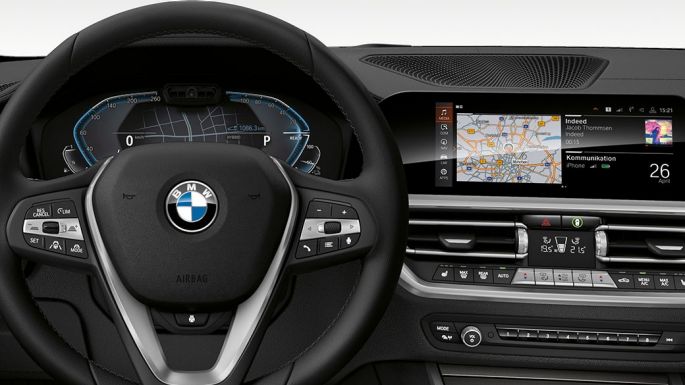 BMW 3 serijos sedanas, 330e vairuotojo erdvė Priartintas BMW 3 serijos sedano prietaisų skydelio vaizdas su i būdingu ekranu