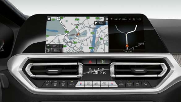 BMW 3 serijos sedanas (G20), BMW <i>Live Cockpit Professional</i> BMW 3 serijos sedanas (G20) su BMW <i>Live Cockpit Professional</i>, valdymo ekrano vairuotojo erdvėje priekinis vaizdas iš arti