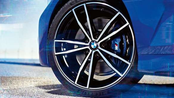 BMW 3 serijos sedanas (G20), <i>M Sport</i> stabdžiai BMW 3 serijos sedano (G20) ratlankio ir <i>M Sport </i>stabdžių vaizdas iš arti