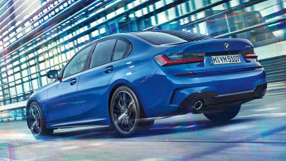 BMW 3 serijos sedanas (G20), adaptyvioji M pakaba BMW 3 serijos sedanas (G20) su adaptyviąja M pakaba, važiuojančio automobilio trijų ketvirčių vaizdas iš galo