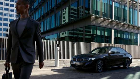 BMW 3 serijos įkraunamo hibridinio sedano G20 trijų ketvirčių vaizdas iš šono įkrovimo stotelėje BMW 3 serijos įkraunamo hibridinio sedano G20 trijų ketvirčių vaizdas iš šono įkrovimo stotelėje su modeliu