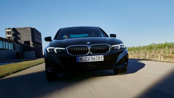 BMW 3 serijos įkraunamo hibridinio sedano G20 vaizdas iš priekio Važiuojančio BMW 3 serijos įkraunamo hibridinio sedano G20 vaizdas iš priekio