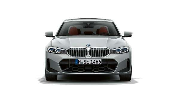 Stovinčio BMW 3 serijos sedano LCI G20 vaizdas iš priekio Stovinčio BMW 3 serijos sedano LCI G20 pilkos <i>Brooklyn Grey</i> spalvos vaizdas iš priekio