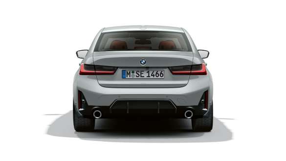 Stovinčio BMW 3 serijos sedano LCI G20 vaizdas iš galo Stovinčio BMW 3 serijos sedano LCI G20 pilkos <i>Brooklyn Grey</i> spalvos vaizdas iš galo