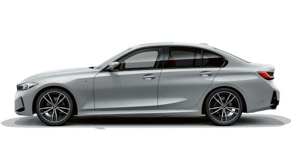 Stovinčio BMW 3 serijos sedano LCI G20 vaizdas iš šono BMW 3 serijos sedanas LCI G20 pilkos <i>Brooklyn Grey</i> spalvos stovinčio automobilio vaizdas iš šono