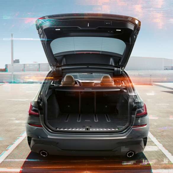 BMW 3 serijos Touring, automobilio atidaryta bagažine vaizdas iš galo BMW 3 serijos Touring, automobilio atidaryta bagažine vaizdas iš galo stovėjimo aikštelėje miesto fone
