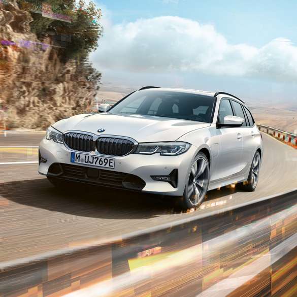 BMW 3 serijos Touring, BMW 330e įkraunamas hibridas BMW 3 serijos Touring, BMW 330e įkraunamas hibridas ant tilto