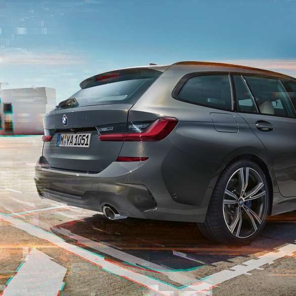 BMW 3 serijos Touring, automobilio trijų ketvirčių vaizdas iš galo stovėjimo aikštelėje BMW 3 serijos Touring, automobilio trijų ketvirčių vaizdas iš galo stovėjimo aikštelėje miesto fone
