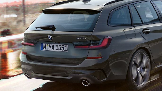 BMW 3 serijos Touring, tiltu važiuojančio automobilio kaimo fone trijų ketvirčių vaizdas iš priekio BMW 3 serijos Touring, tiltu važiuojančio automobilio kaimo fone trijų ketvirčių vaizdas iš galo