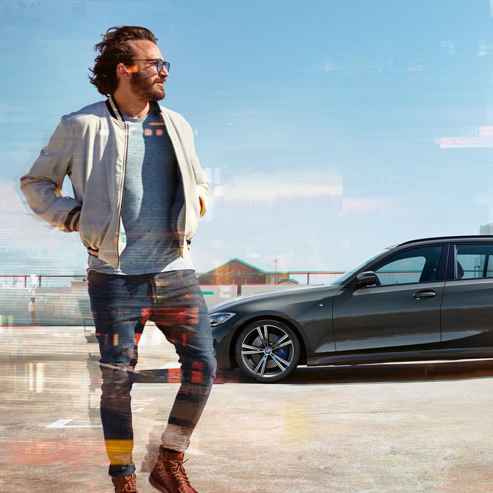 BMW 3 serijos Touring, automobilio vaizdas iš šono BMW 3 serijos Touring, automobilio stovėjimo aikštelėje miesto fone vaizdas iš šono