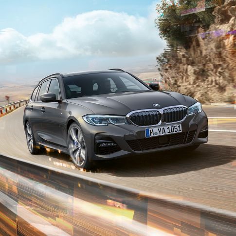 BMW 3 serijos Touring, trijų ketvirčių vaizdas iš priekio BMW 3 serijos Touring, tiltu važiuojančio automobilio kaimo fone trijų ketvirčių vaizdas iš priekio