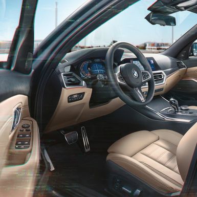 BMW 3 serijos Touring, vairuotojo erdvės vaizdas iš arti BMW 3 serijos Touring, vairuotojo erdvės vaizdas miesto fone iš arti