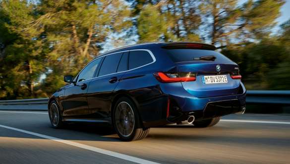 BMW 3 serijos įkraunamo hibridinio Touring G21 trijų ketvirčių vaizdas galo BMW 3 serijos įkraunamo hibridinio Touring G21 važiuojančio automobilio trijų ketvirčių vaizdas galo