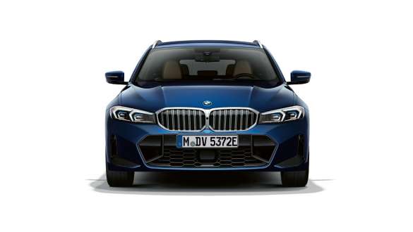 BMW 3 serijos Touring LCI G21 stovinčio automobilio vaizdas iš priekio BMW 3 serijos Touring LCI G21 mėlynos <i>Tansanit Blue II</i> spalvos, stovinčio automobilio vaizdas iš priekio