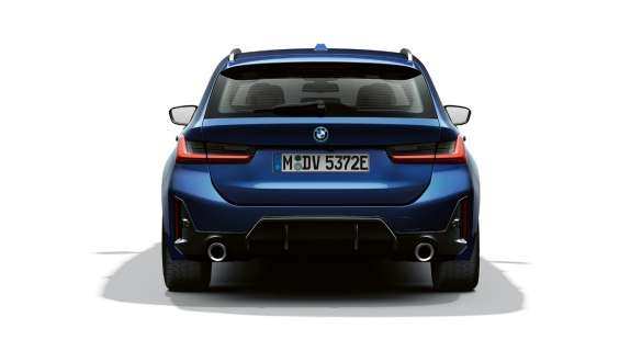 BMW 3 serijos Touring LCI G21 stovinčio automobilio vaizdas iš galo BMW 3 serijos Touring LCI G21 mėlynos <i>Tansanit Blue II</i> spalvos stovinčio automobilio vaizdas iš šono