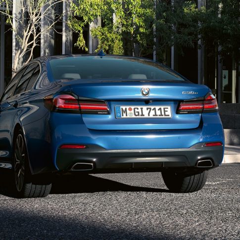 Galinio bamperio apdaila BMW 5 serijos sedanas G30 Netaisyklingos formos išmetimo vamzdžiai, BMW 5 serijos sedanas G30 Facelift 2020, mėlynos Phytonic Blue spalvos, priartintas vaizdas iš galo